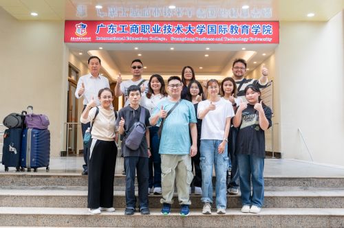 学校合影.jpg 学校合影.jpg