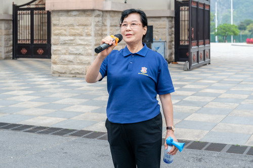 董事长谢建平鸣枪.jpg 董事长谢建平鸣枪.jpg