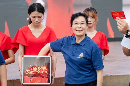 董事长谢建平抽奖.jpg 董事长谢建平抽奖.jpg