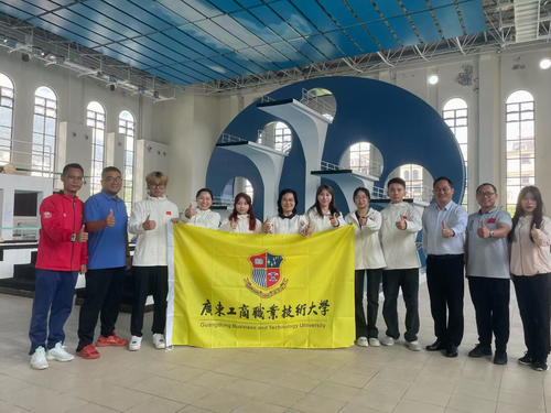 董事长谢建平、党委副书记卢景值与参赛队员合影.png 董事长谢建平、党委副书记卢景值与参赛队员合影.png