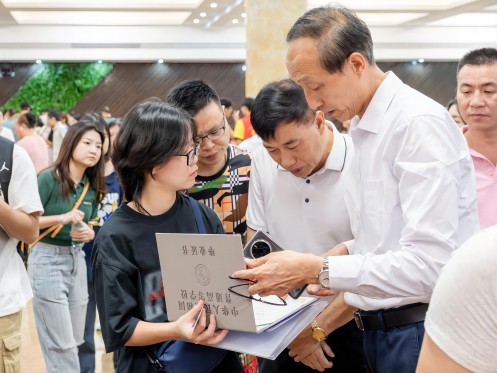 学校领导了解新生情况(1).jpg 学校领导了解新生情况(1).jpg