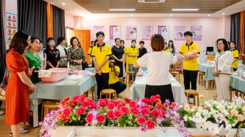 考察健康学院实训室.jpg 考察健康学院实训室.jpg