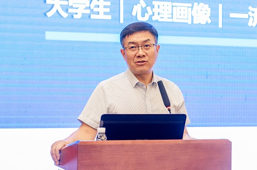李雄鹰作报告.JPG