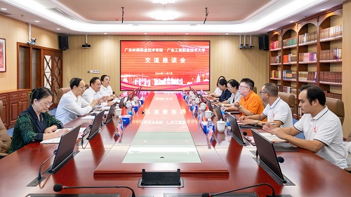 座谈现场.jpg 座谈现场.jpg