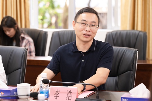 李浩讲话.jpg 李浩讲话.jpg