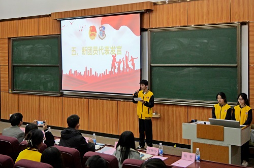 新团员代表发言.JPG 新团员代表发言.JPG