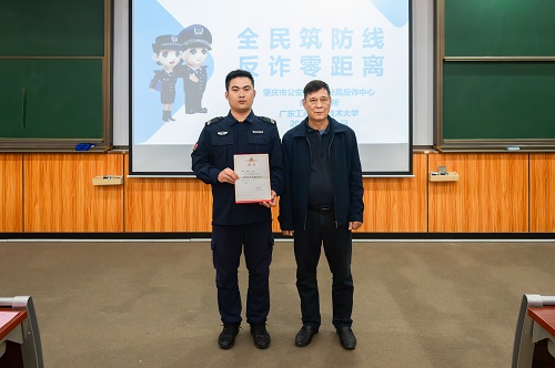 颁发聘书.jpg