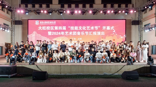 学校各级领导与演职人员合影.jpg 学校各级领导与演职人员合影.jpg