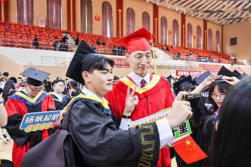 和飞与毕业生合影.jpg 和飞与毕业生合影.jpg
