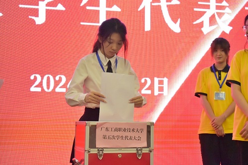 学生代表投票选举.jpg 学生代表投票选举.jpg