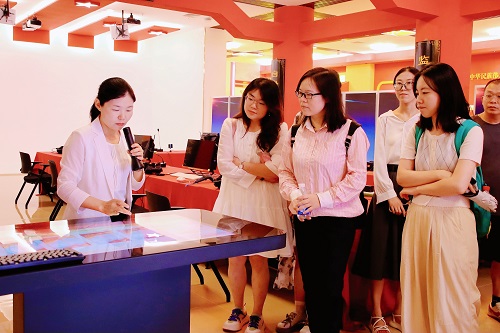 覃红霞一行参观VR党建馆.jpg 覃红霞一行参观VR党建馆.jpg