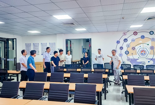 与会人员实地考察.jpg 与会人员实地考察.jpg