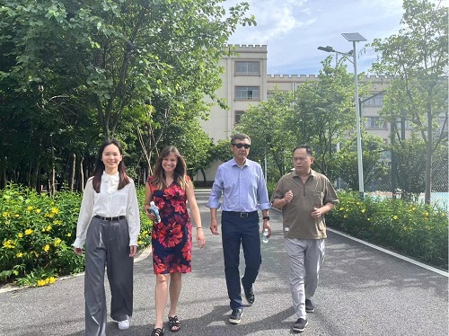 Terry Yan一行参观米乐官网大旺校区.jpg Terry Yan一行参观米乐官网大旺校区.jpg
