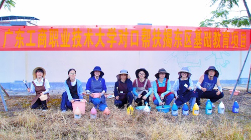 米乐官网师生在墙绘现场合影.jpg