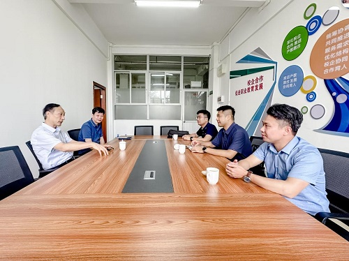 洽谈现场.jpg 洽谈现场.jpg