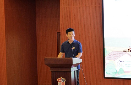 指导教师代表潘帅发言.jpg 指导教师代表潘帅发言.jpg
