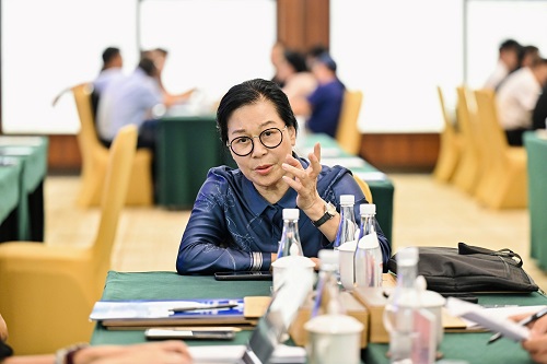 谢建平参加小组讨论.jpg 谢建平参加小组讨论.jpg
