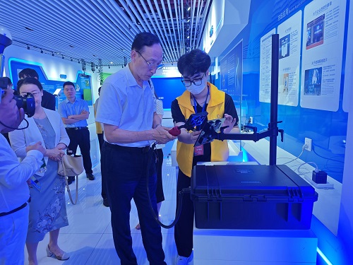 和飞考察深圳市VR公共实训基地.jpg 和飞考察深圳市VR公共实训基地.jpg