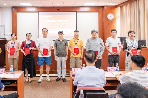 苗德华为院级督导颁发聘书.JPG