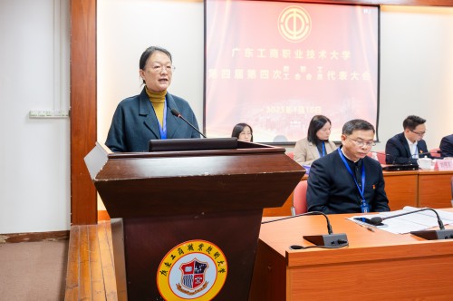 李文瑶作工会工作报告.jpg 李文瑶作工会工作报告.jpg