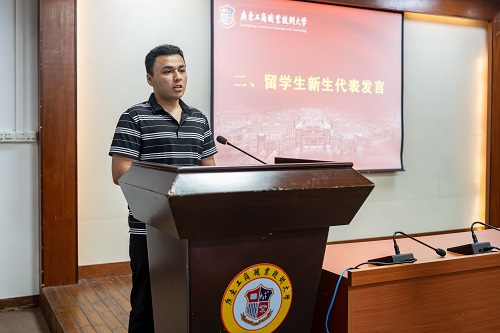 新生代表发言.jpg 新生代表发言.jpg