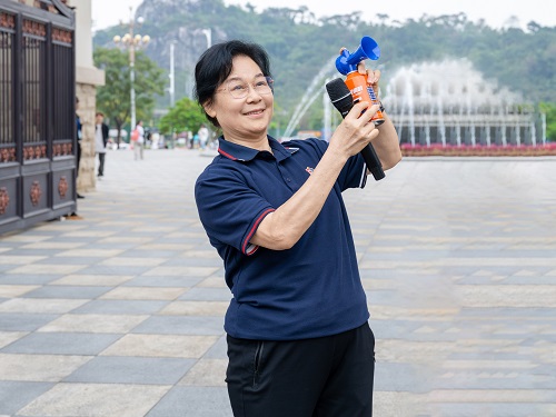 谢建平发令.jpg 谢建平发令.jpg