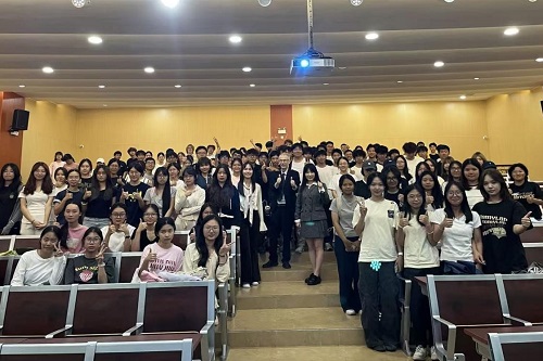 英方代表与米乐官网学生合影.jpg 英方代表与米乐官网学生合影.jpg