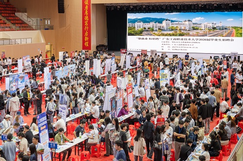 招聘会现场1.jpg 招聘会现场1.jpg
