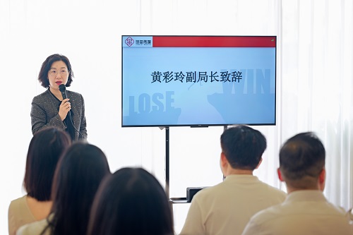 黄彩玲讲话.jpg 黄彩玲讲话.jpg