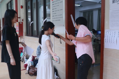 监考员进行检查.jpg 监考员进行检查.jpg