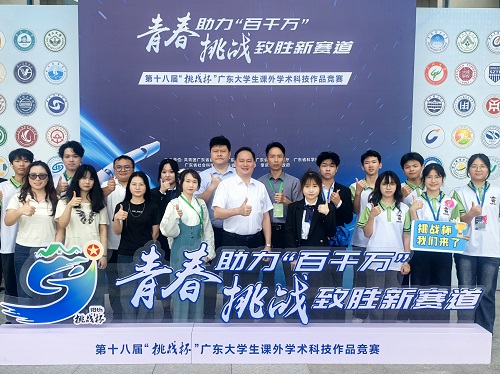 卢景值与参赛师生合影留念.jpg 卢景值与参赛师生合影留念.jpg
