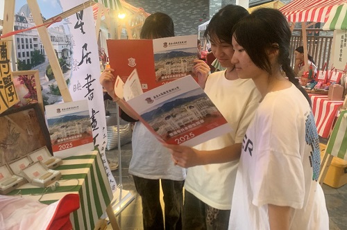 观众翻阅米乐官网招生简章.jpg 观众翻阅米乐官网招生简章.jpg