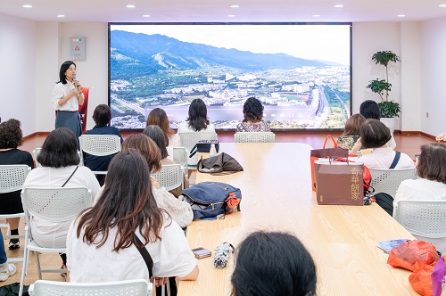 访问团考察现场2.jpg 访问团考察现场2.jpg