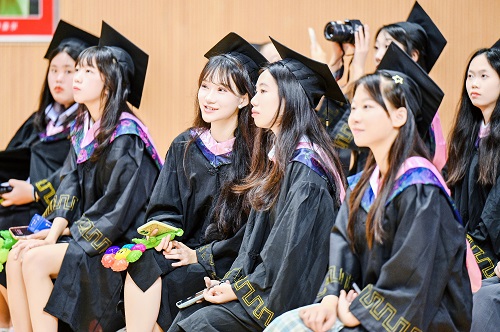 典礼上的毕业生2.jpg
