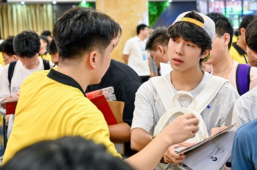 大旺校区工作人员接待新生1.jpg