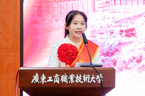 教师代表区穗玲发言.jpg 教师代表区穗玲发言.jpg