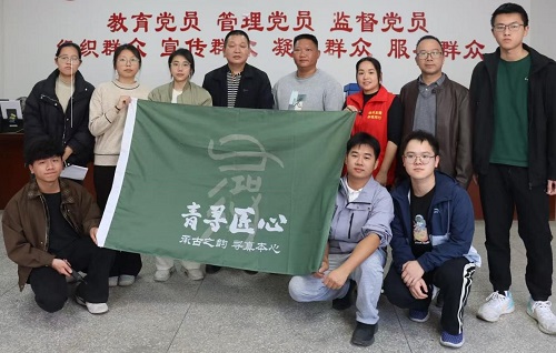 米乐官网师生与旺垌村村委委员合影.jpg 米乐官网师生与旺垌村村委委员合影.jpg