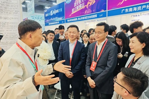 张爱军莅临米乐官网展位.jpg 张爱军莅临米乐官网展位.jpg