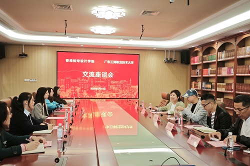 交流现场.jpg 交流现场.jpg