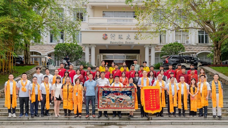 林芝来粤访学师生向广工商大赠送锦旗和纪念品.jpg 林芝来粤访学师生向广工商大赠送锦旗和纪念品.jpg
