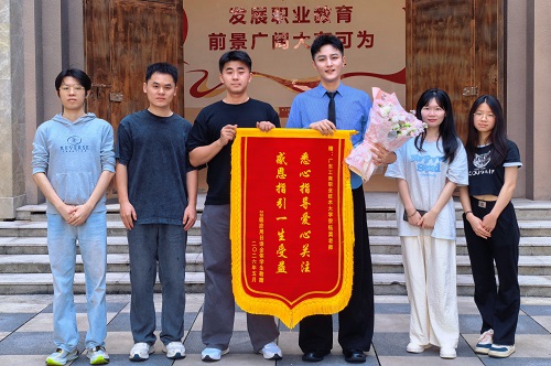宗钰昊老师（右三）.jpg
